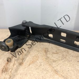 Genuine RENAULT TRAFIC Vivaro N/S Passenger Middle Sliding Door Roller Bracket 2015 - 18