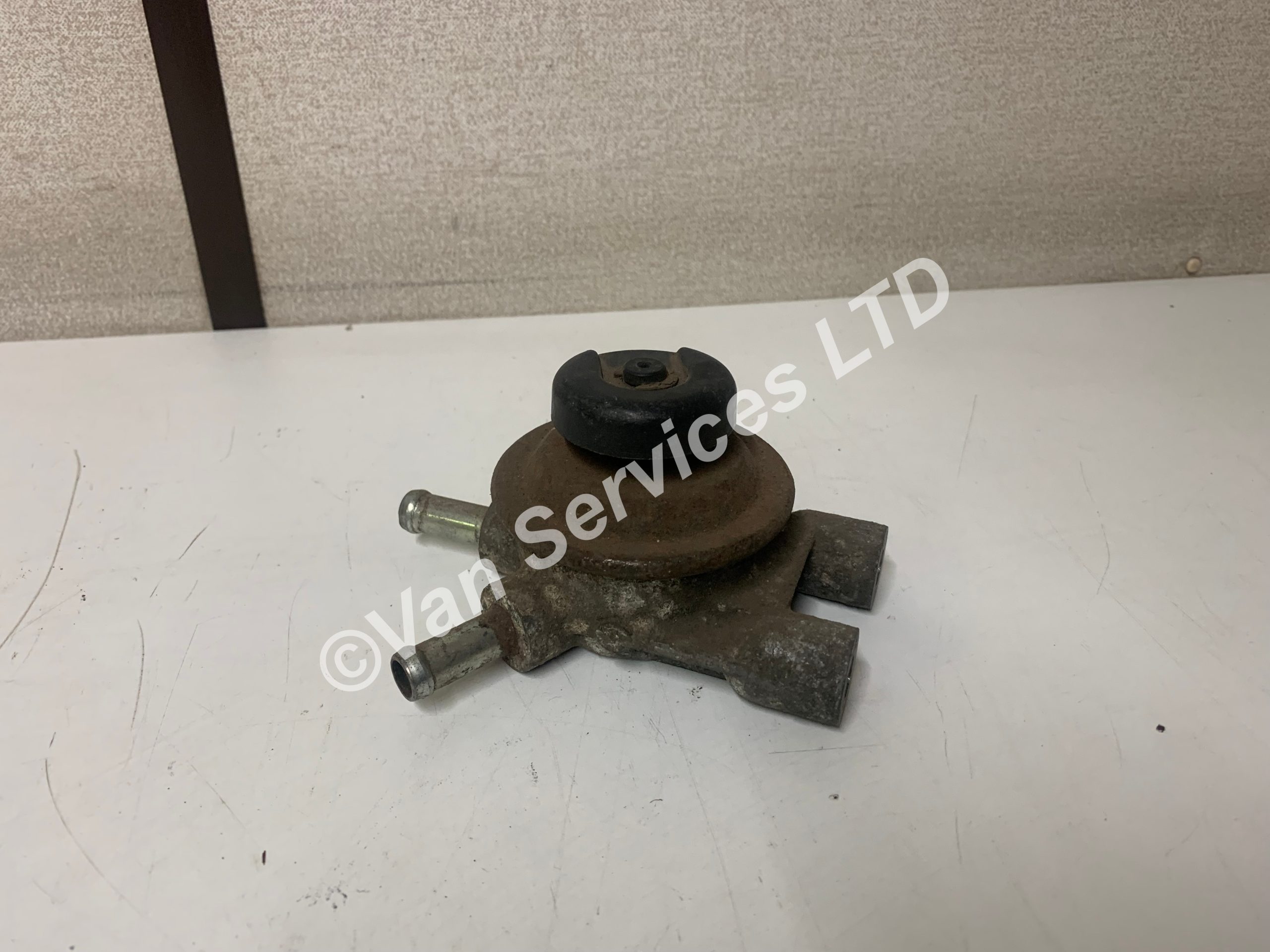 Isuzu NKR Lift Pump - Off 2007 Truck - Image 2