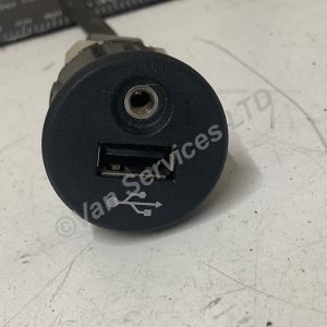 NISSAN CABSTAR RENAULT MAXITY USB/AUX SOCKET - FITS 2010+